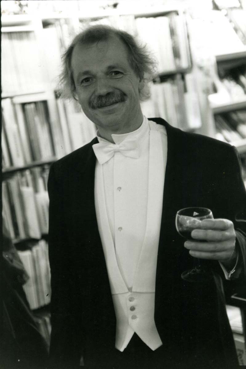 Kees Kousemaker in his tuxedo at Hanko Kolk's Casanova exposition at Lambiek on the Kerkstraat in 1995